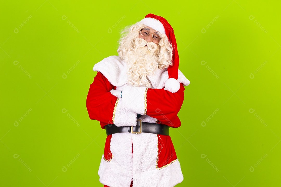 Homem com fantasia de Papai Noel em fundo verde