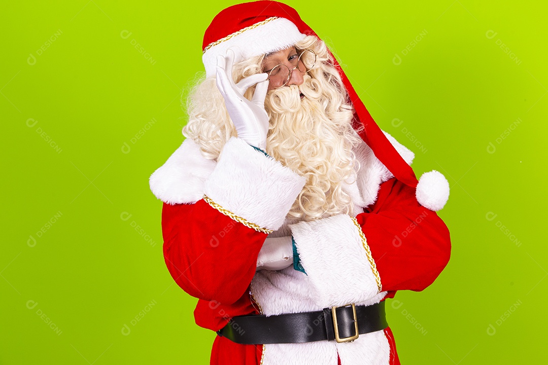 Homem com fantasia de Papai Noel em fundo verde