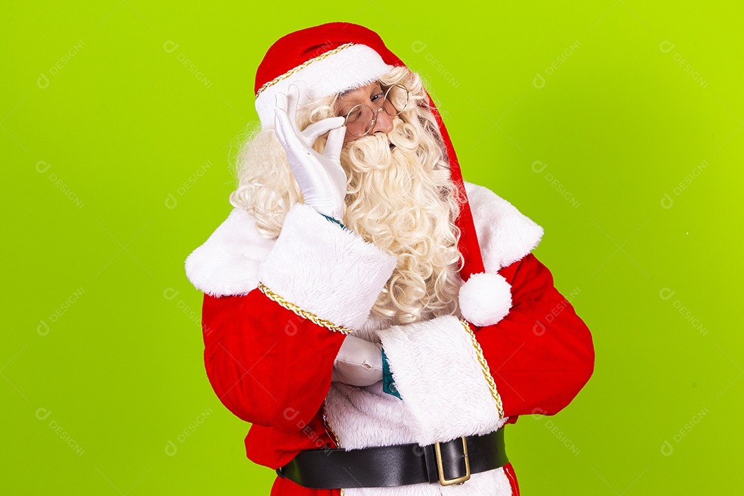 Homem com fantasia de Papai Noel em fundo verde