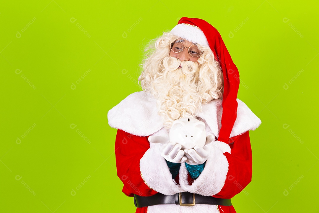 Homem com fantasia de Papai Noel segurando cofre de moedas