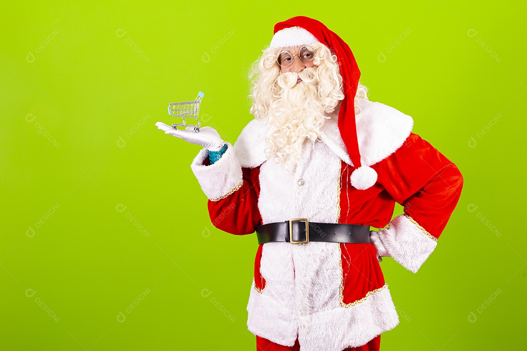 Homem com fantasia de Papai Noel segurando carrinho de compras