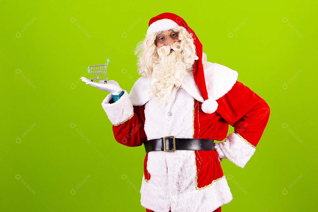 Homem com fantasia de Papai Noel segurando carrinho de compras