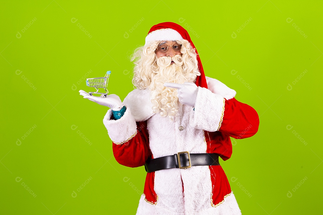 Homem com fantasia de Papai Noel segurando carrinho de compras