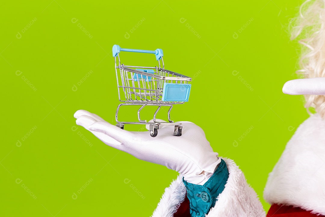 Homem com fantasia de Papai Noel segurando carrinho de compras