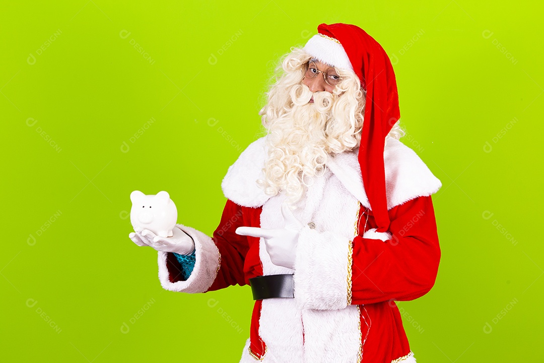 Homem com fantasia de Papai Noel segurando cofrinho de moedas