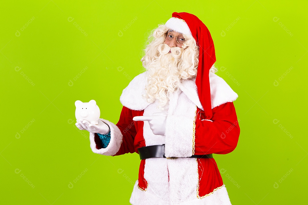 Homem com fantasia de Papai Noel segurando cofrinho de moedas