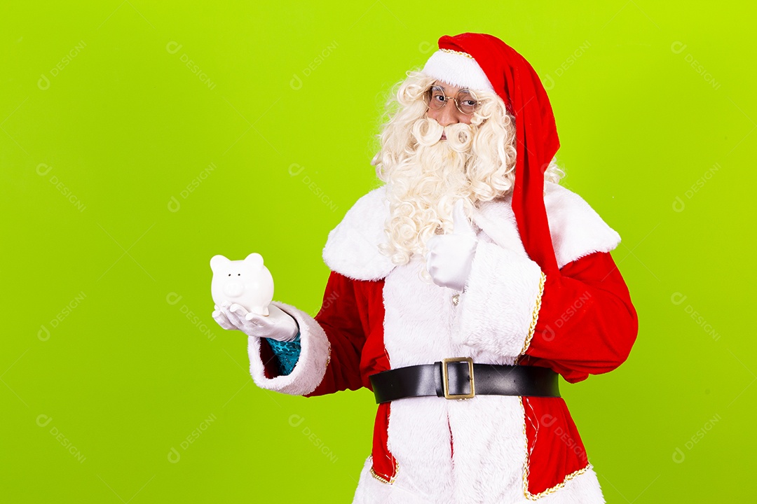 Homem com fantasia de Papai Noel segurando cofrinho de moedas