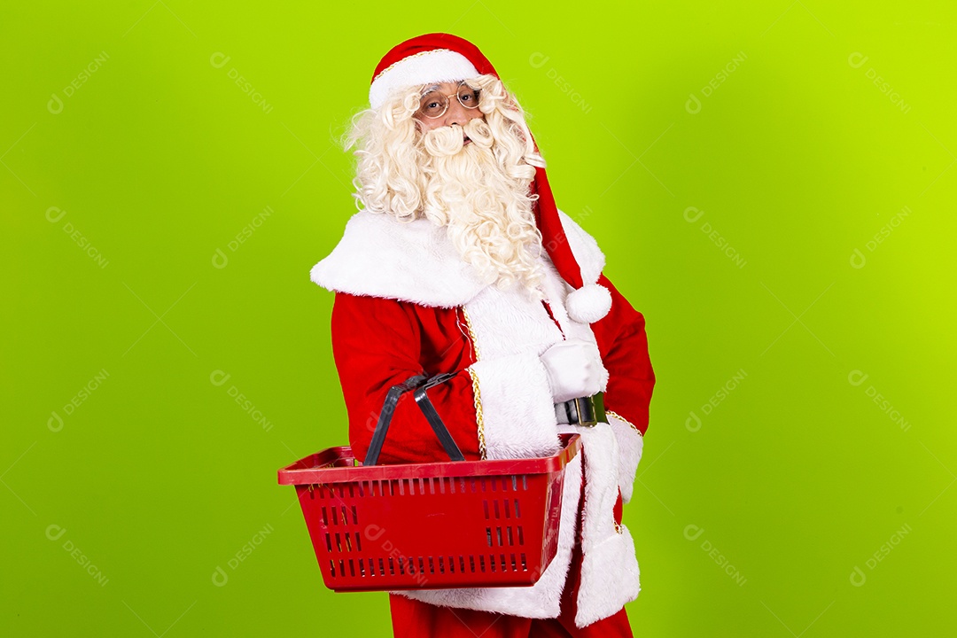 Homem com fantasia de Papai Noel segurando cesta de compras