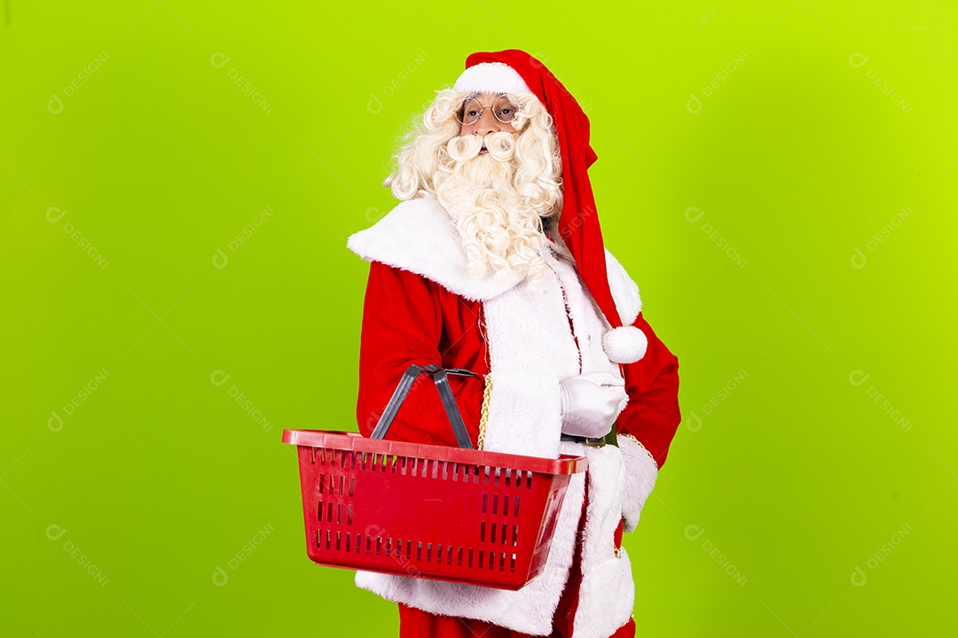 Homem com fantasia de Papai Noel segurando cesta de compras