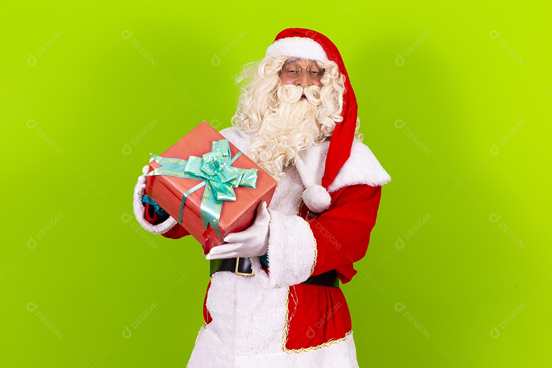 Homem com fantasia de Papai Noel segurando caixa de presente