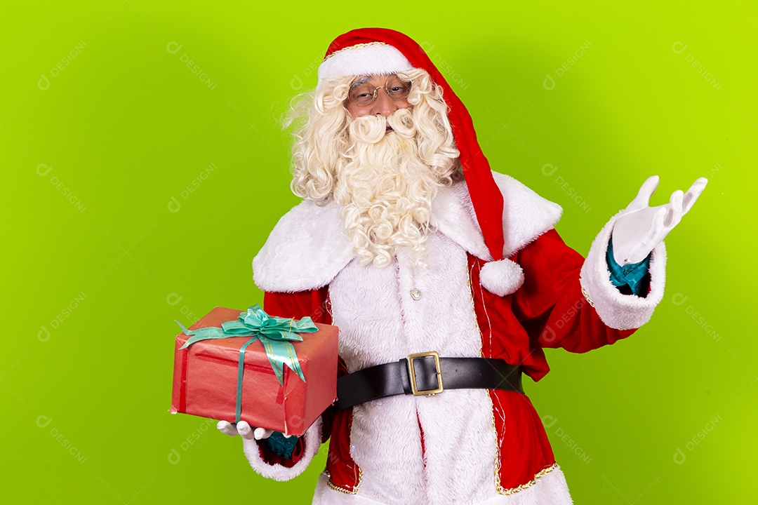 Homem com fantasia de Papai Noel segurando caixa de presente