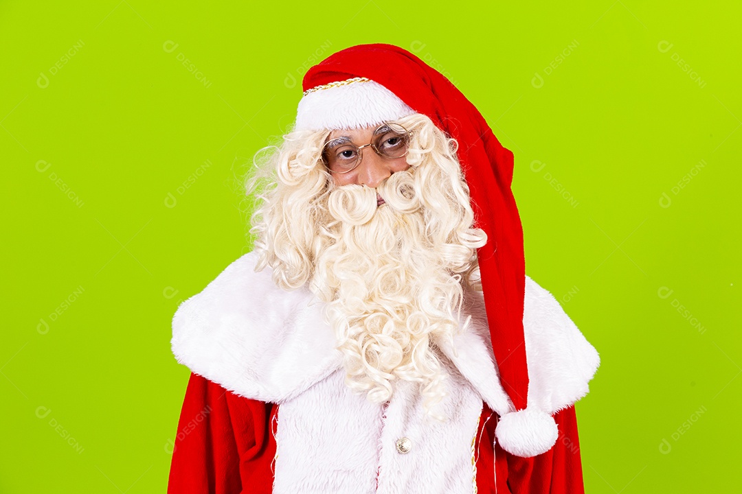 Homem com fantasia de Papai Noel em fundo verde