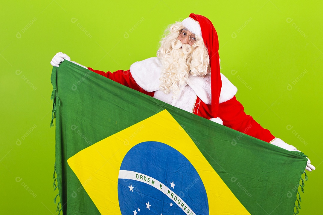 Homem com fantasia de Papai Noel segurando bandeira do Brasil