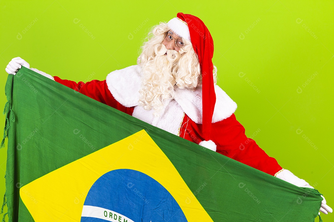 Homem com fantasia de Papai Noel segurando bandeira do Brasil