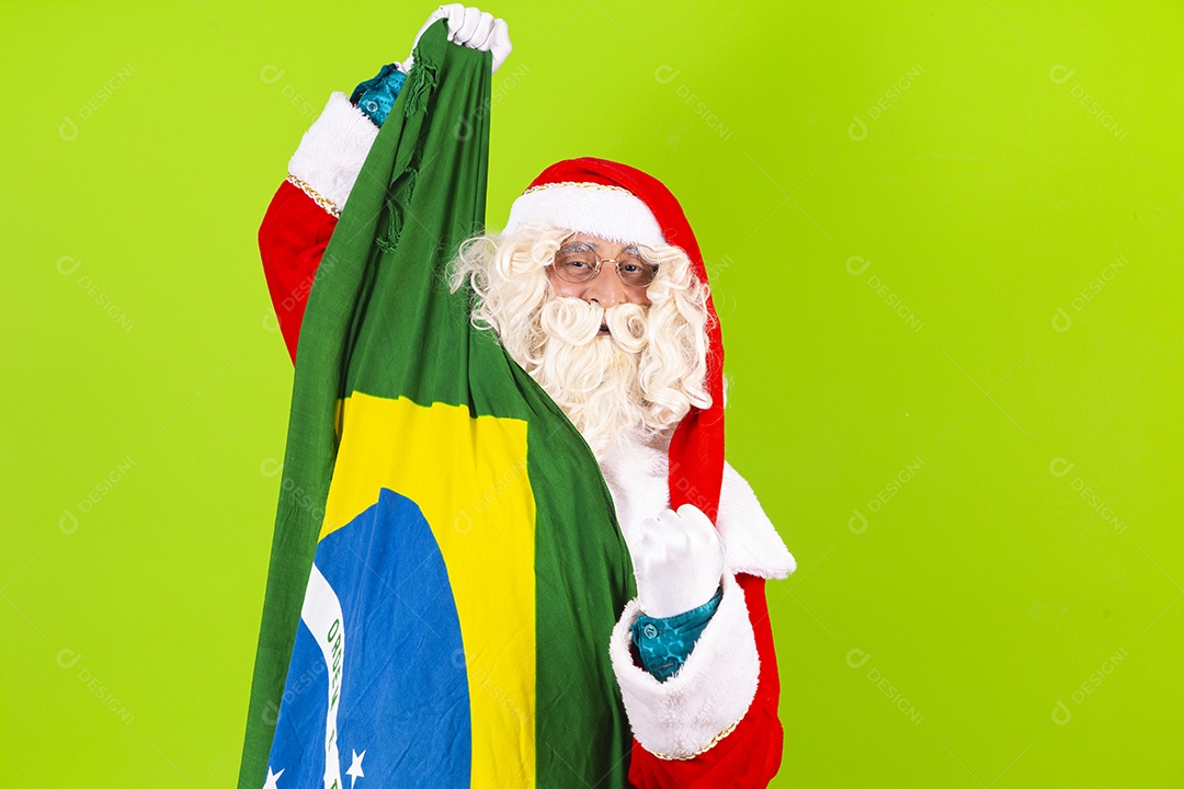 Homem com fantasia de Papai Noel segurando bandeira do Brasil