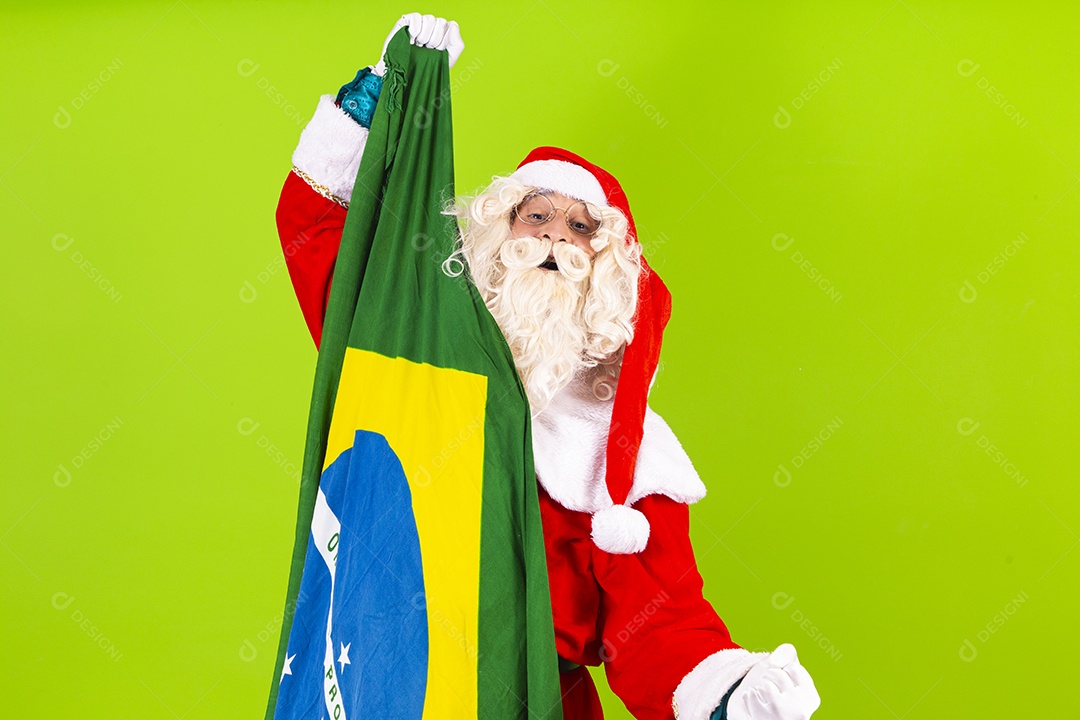 Homem com fantasia de Papai Noel segurando bandeira do Brasil