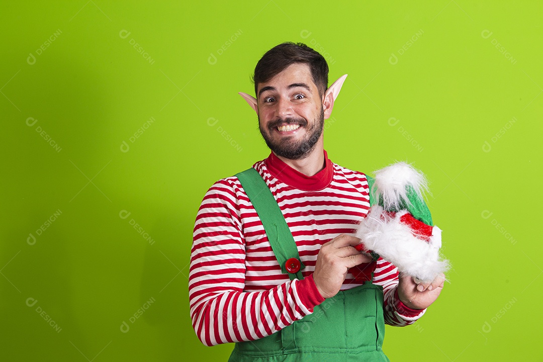 Homem com fantasia de duende em fundo verde