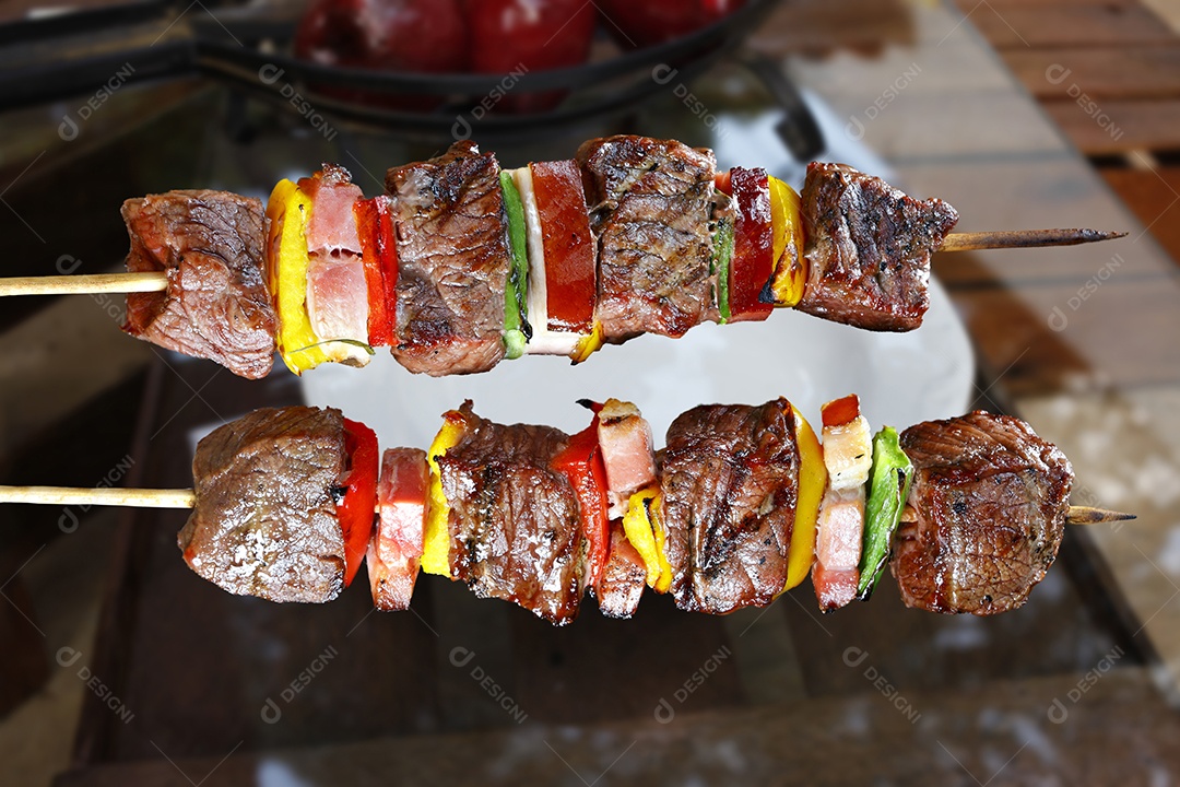 Espetinhos de carne com legumes