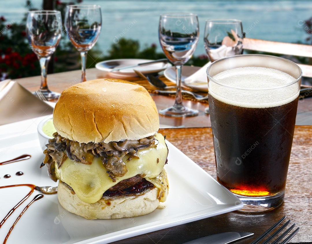 Hamburguer com copo de refrigerante