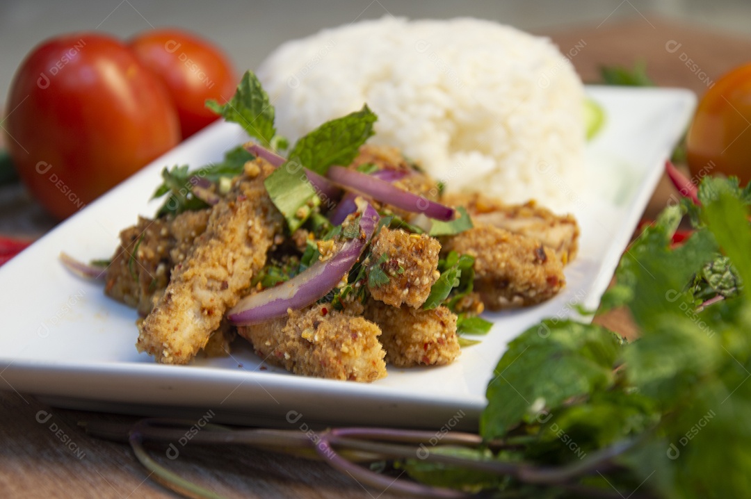 Salada de frango com arroz assado comida tailandesa