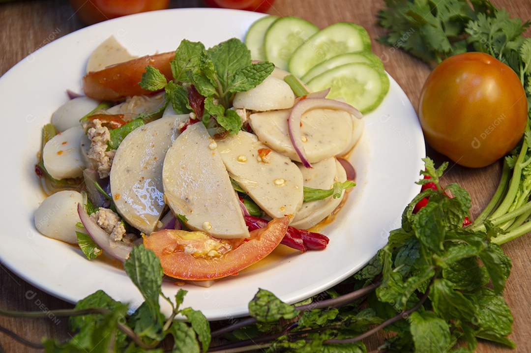 Salada picante de porco comida tailandesa