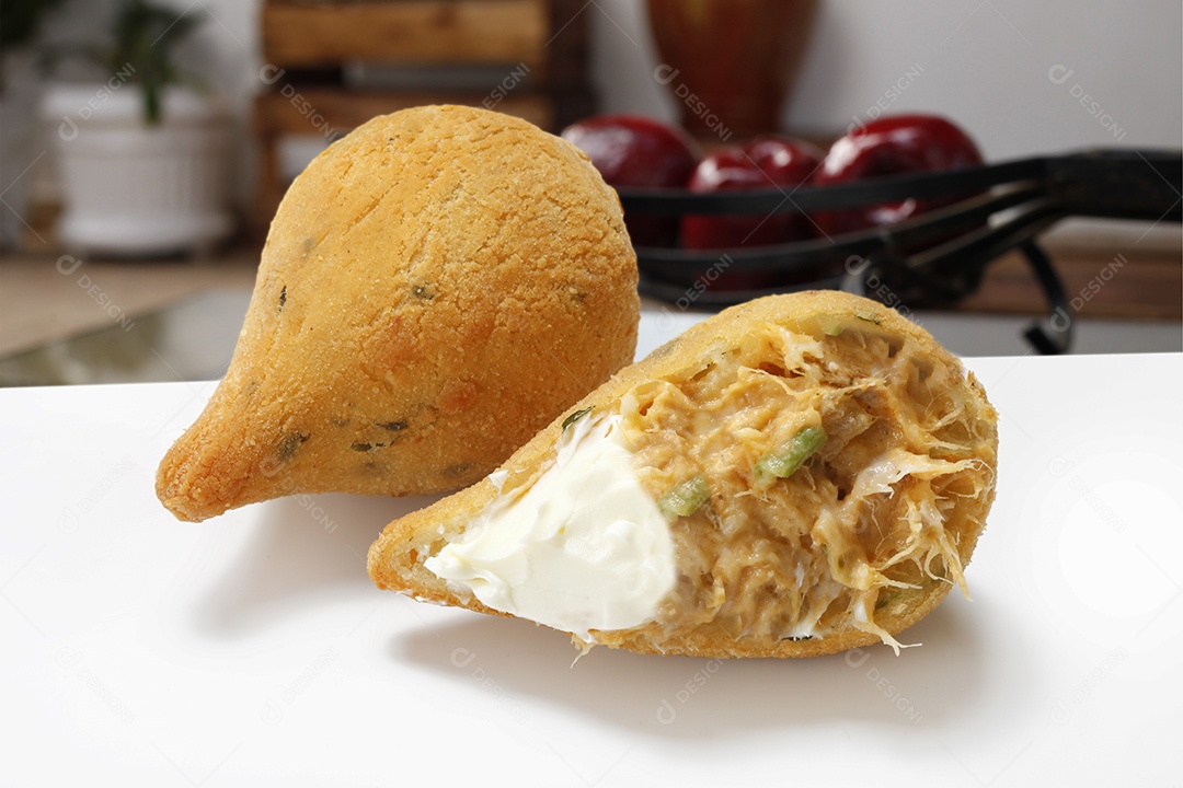 Deliciosa coxinha bem recheada