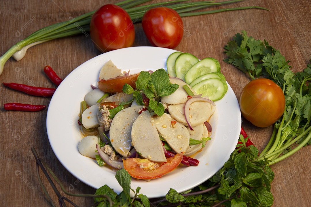 Salada picante de porco comida tailandesa