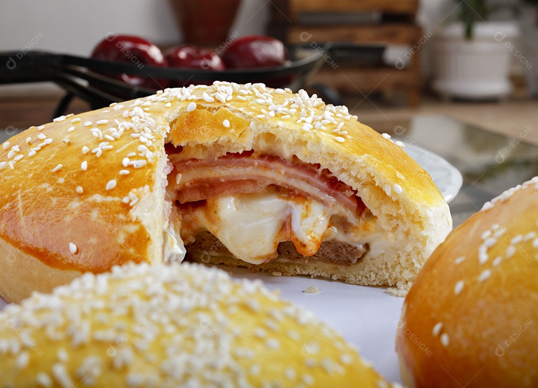 Salgado de queijo com presunto