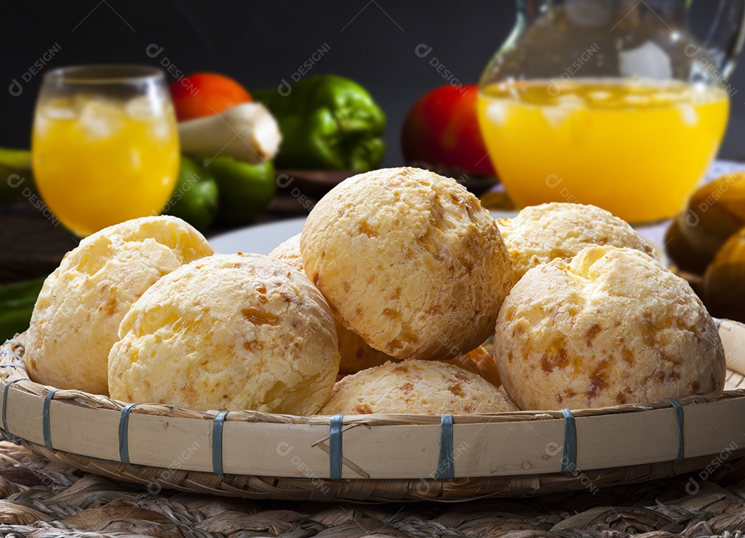 Pão de queijo tradicional e jarra de suco