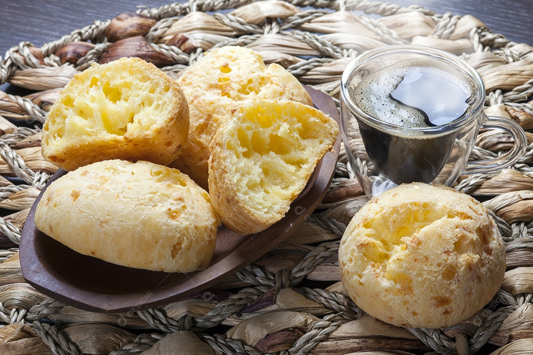 Pão de queijo tradicional e café