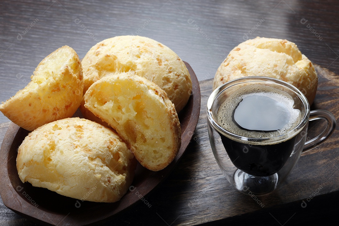 Pão de queijo com café