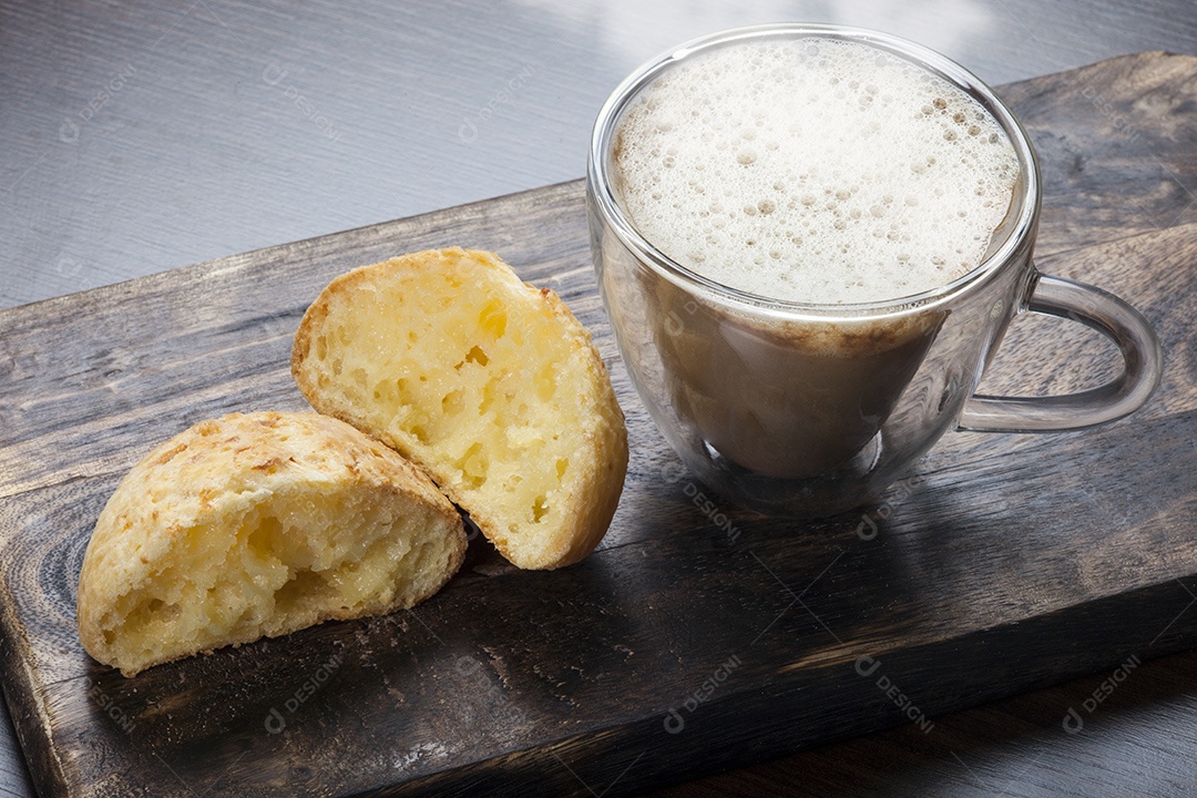 Leite com café e pão de queijo