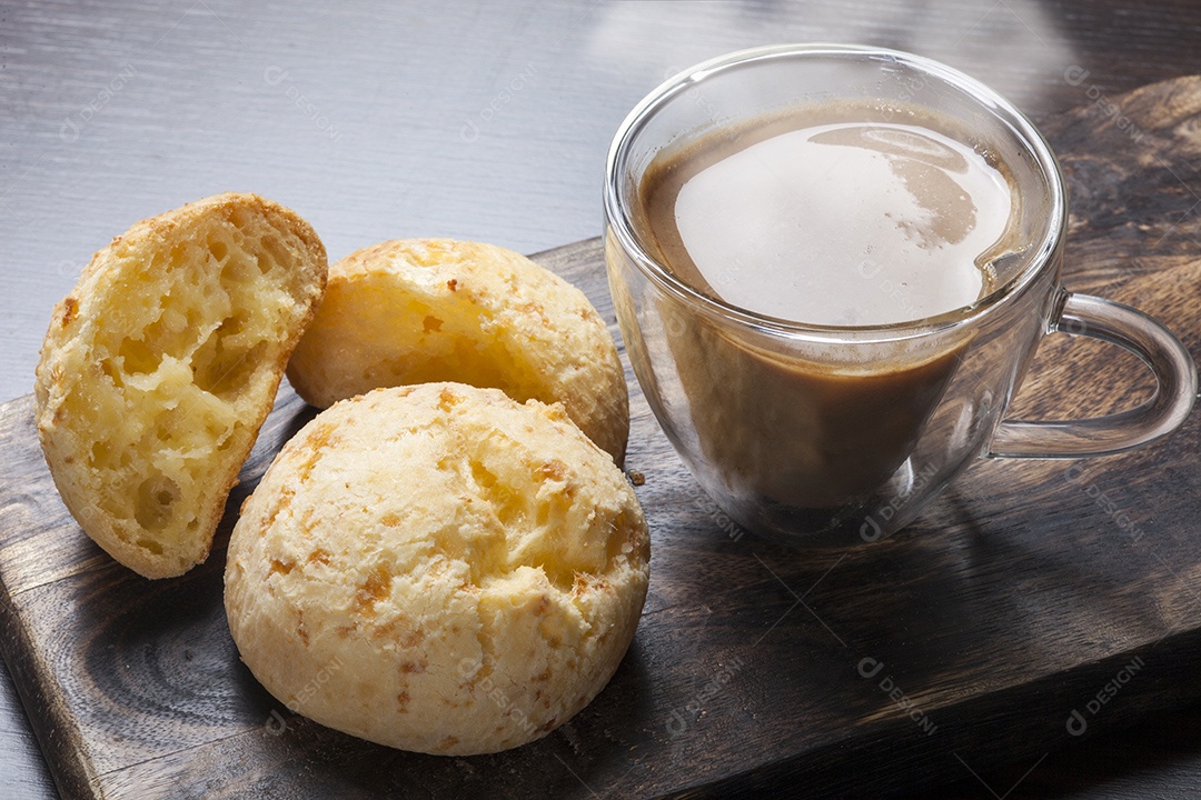 Pão de queijo tradicional com café