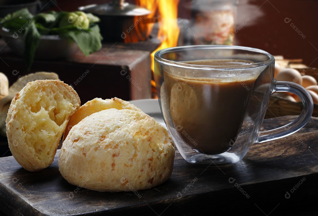 Pão de queijo tradicional com café
