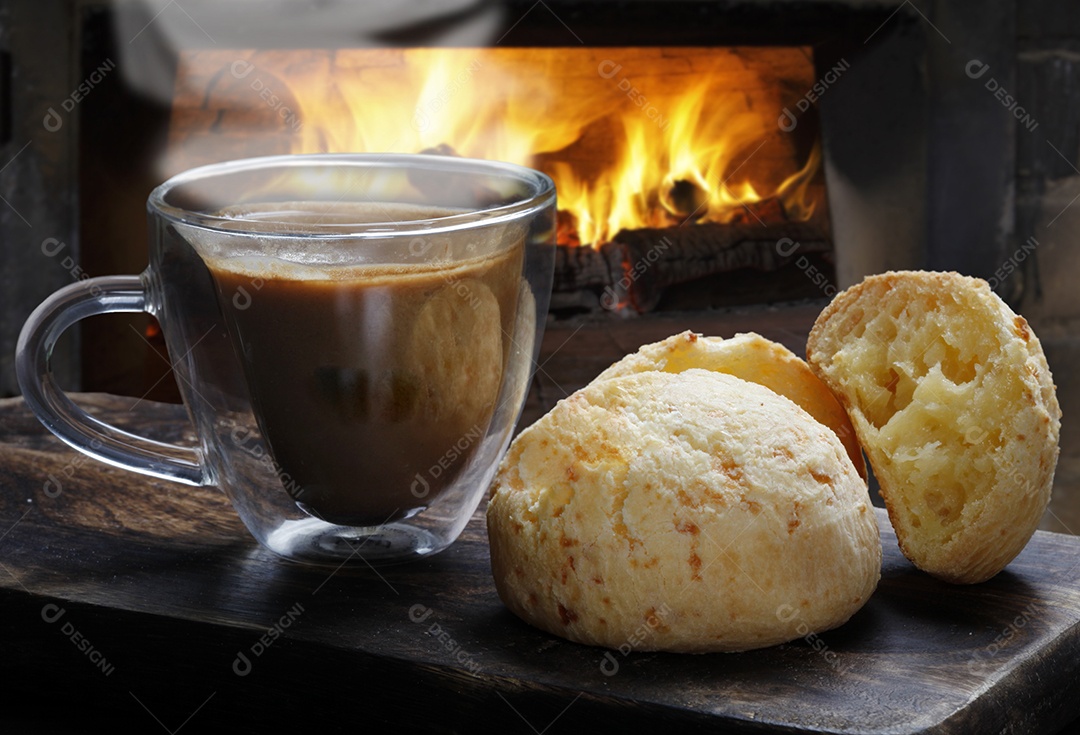 Pão de queijo com café sobre tabua de madeira