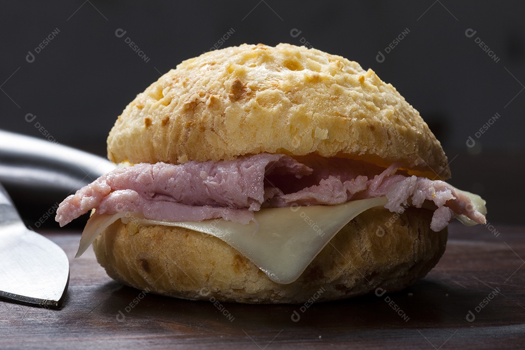 Pão de queijo com presunto e queijo