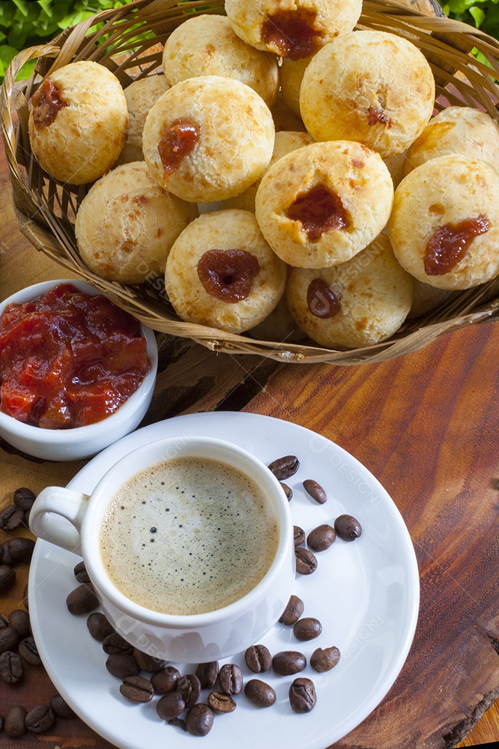 Pão de queijo doce e café sobre mesa de café da manhã