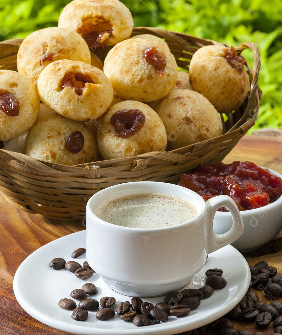 Café da manhã pães de queijo com calabresa capuccino e doce sobre a mesa