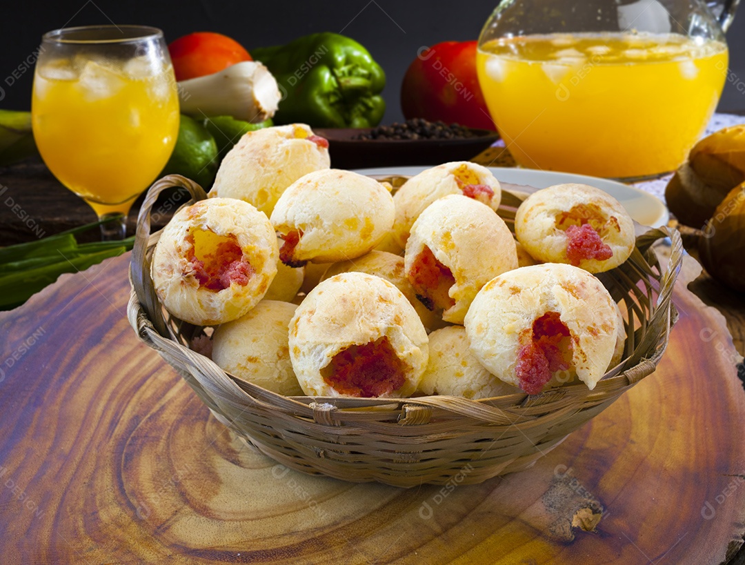 Pão de queijo de calabresa com suco