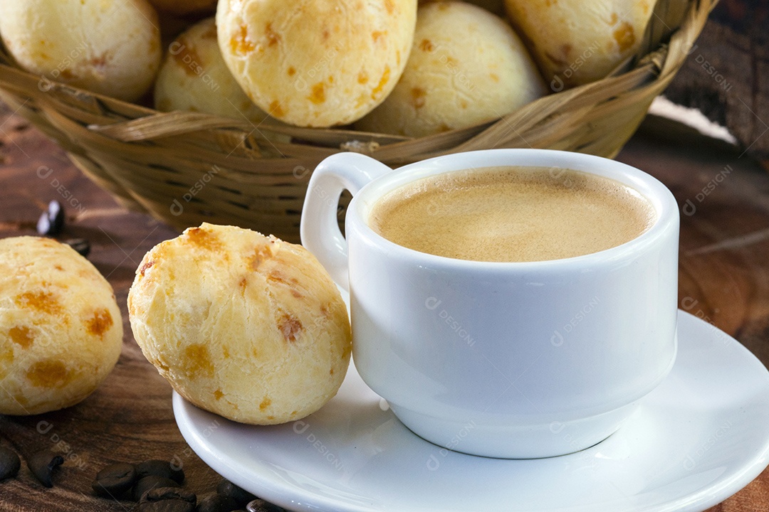 Pão de queijo com leite e café