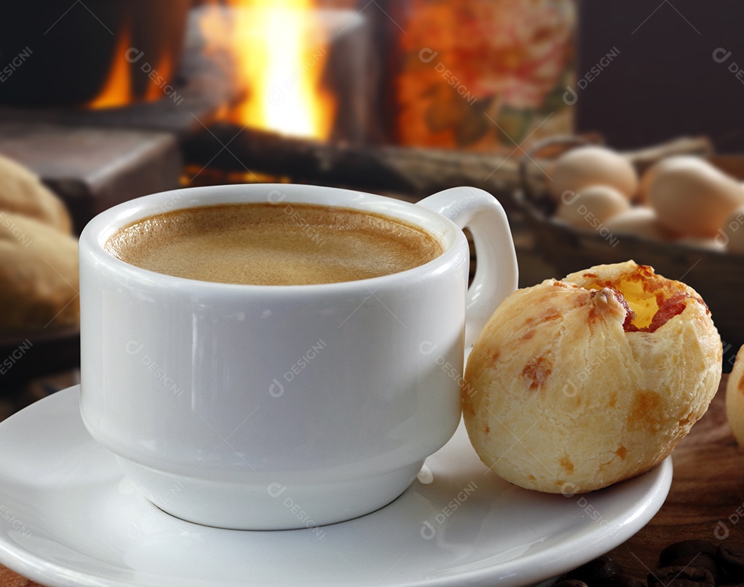 Capuccino com delicioso pão de queijo recheado de calabresa