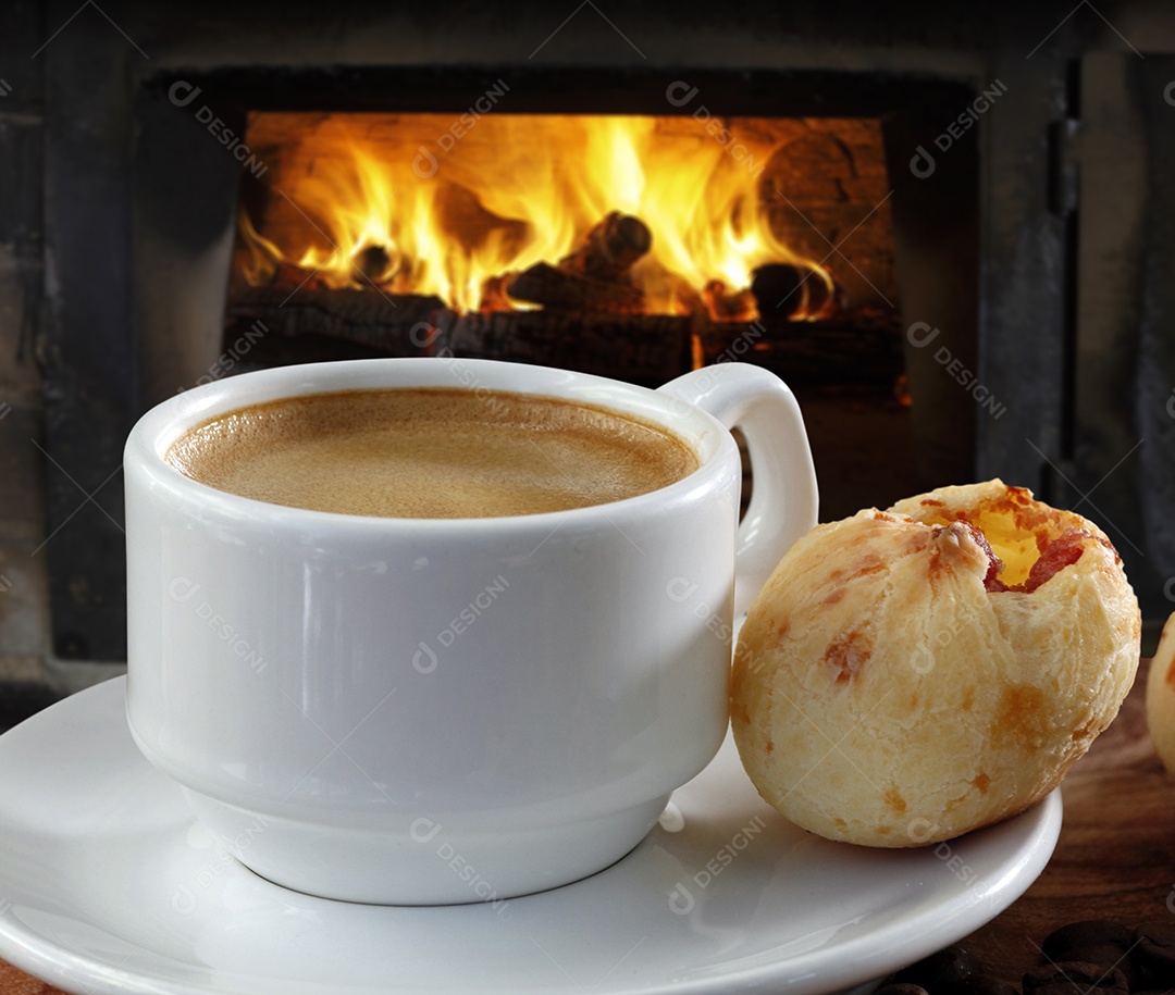 Xícara de capuccino com pão de queijo