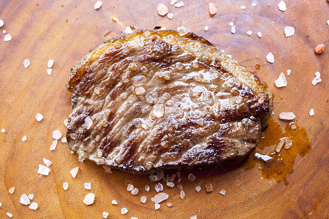 Carne assada deliciosa encima da tabua