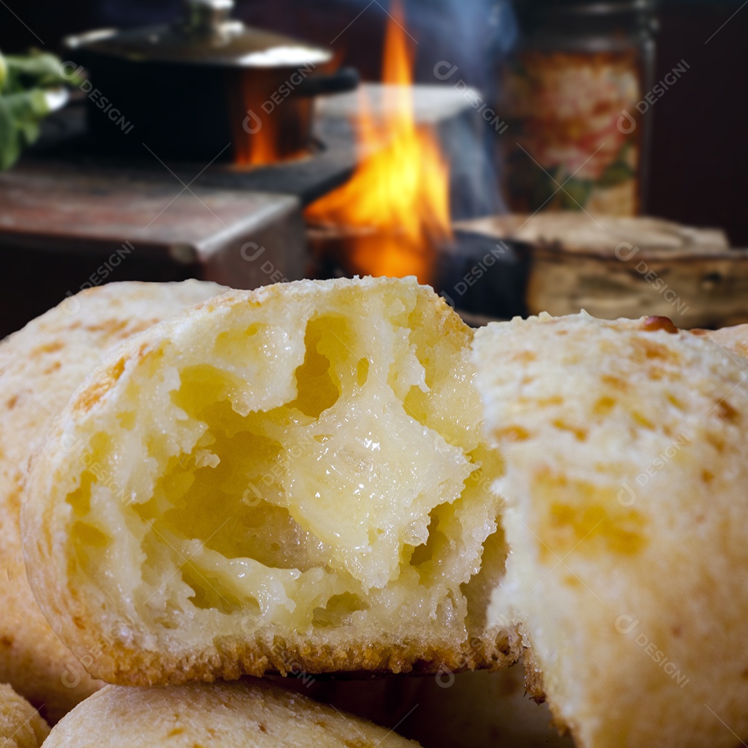 Pão de queijo fresco na vasilha