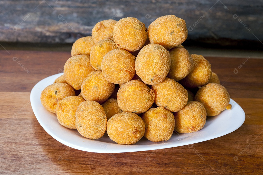 Bolinhos de bacalhau, snaks comida brasileira