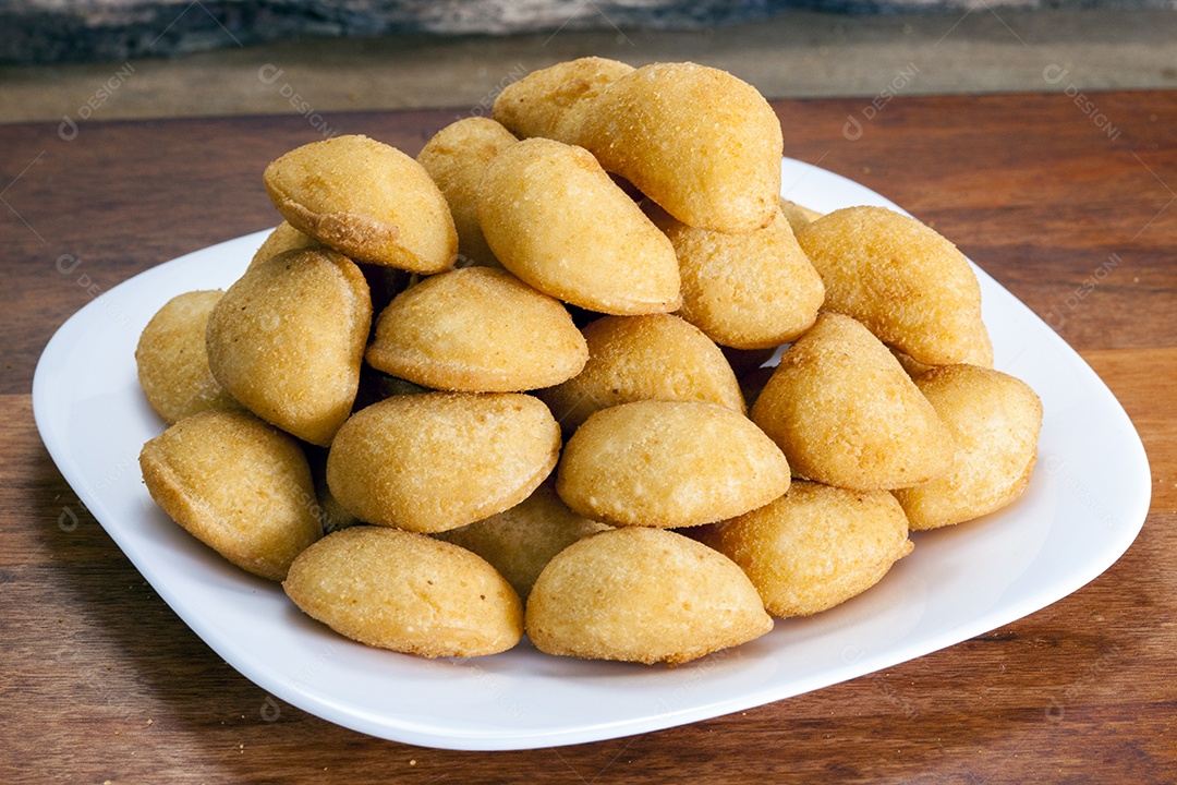 Pastel de angu de queijo e carne