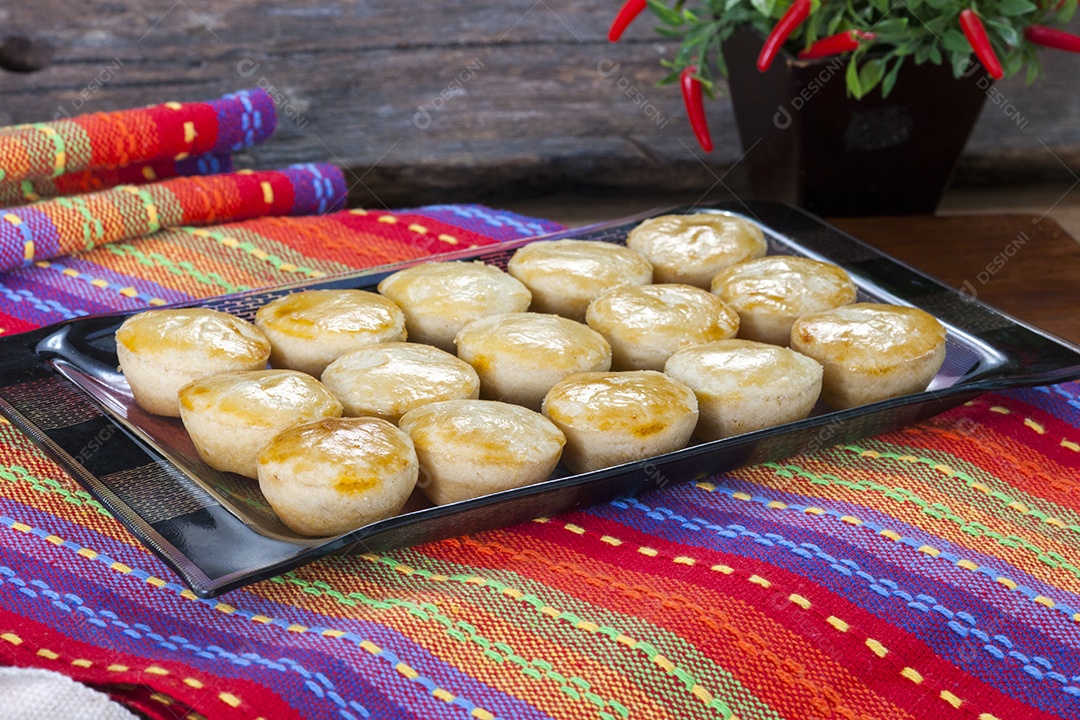 Empada, tradicional petisco brasileiro, torta de frango