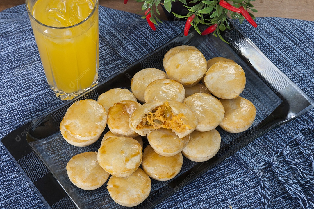 Lanche brasileiro Empada. torta com frango