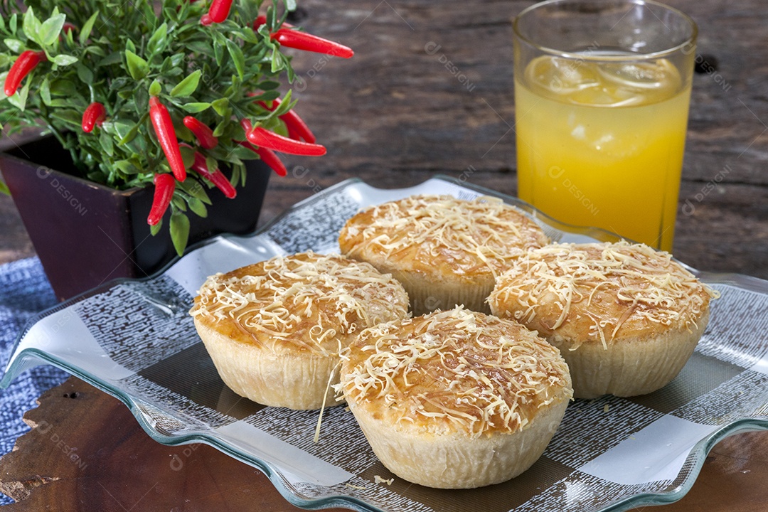 Lanche brasileiro empada. torta com frango