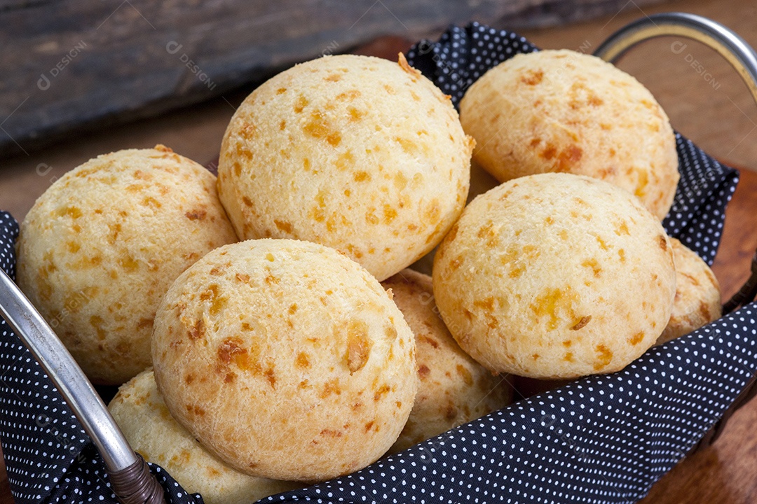 Lanche brasileiro, tradicional pão de queijo mineiro - pão de queijo